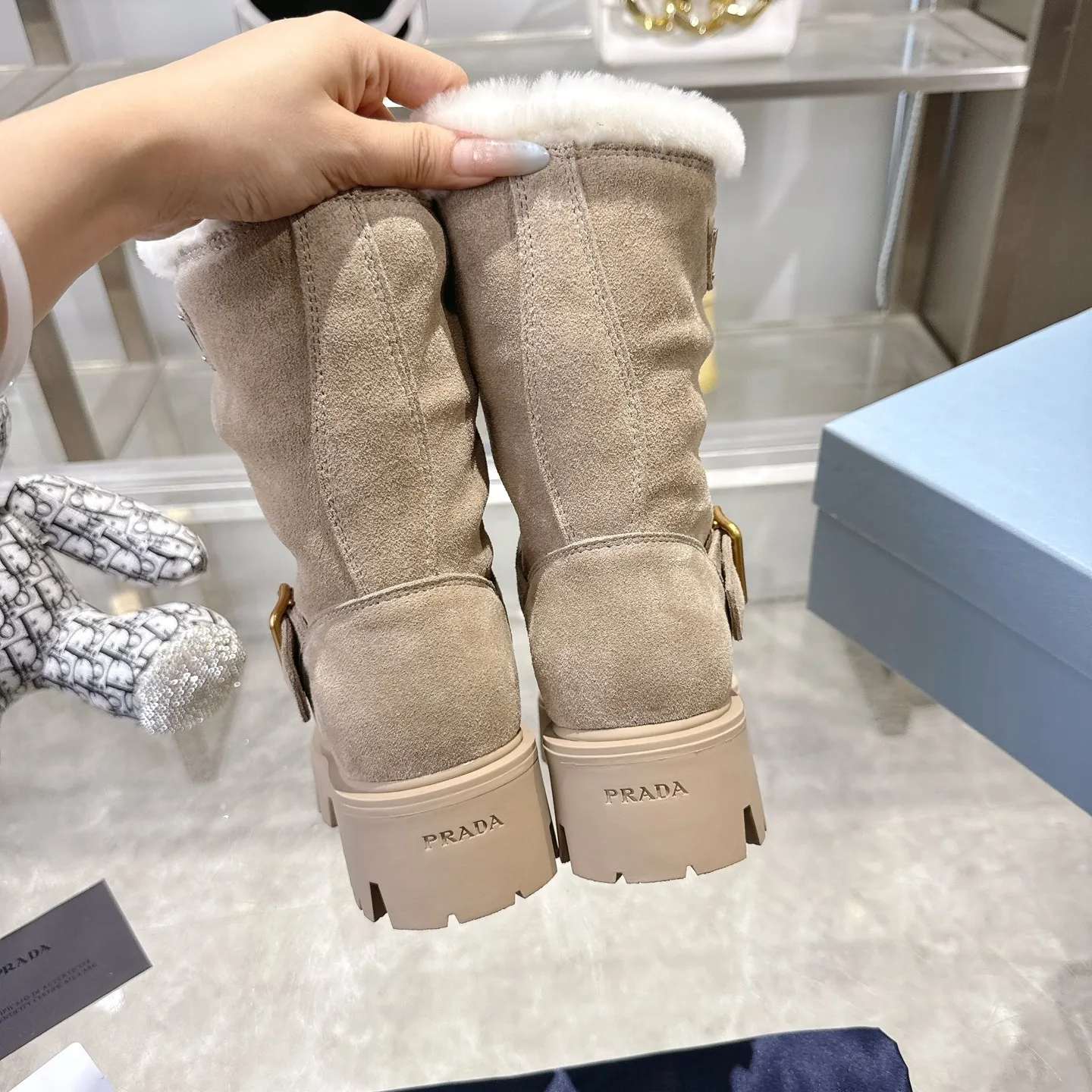 👟👟Ex-factory price 700👟👟 🔥Heavyweight🔥4050 Prada/PRADA autumn and winter snow boots counter new thick-soled anti-ski boots warm wool short boots, the same style as PRADA autumn and winter T-stage catwalk catwalk celebrity stars, original 1:1 replica, high-quality quality! The top version is comfortable on the feet and makes you look slimmer, elegant and intellectual! It is a rare pair of comfortable and warm casual snow boots! ❶Fabric: High mercerized cow suede/first layer cowhide ❷Lining: %100 pure wool imported from Australia ❸Feet: %100 pure wool imported from Australia ❹Outsole: Original TPU foam bottom Four-color women's sizes: 36–42. Complete packaging, with certified pure cotton bag after-sales service card.